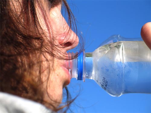 Beber un vaso de agua en ayunas nos ayuda a empezar bien el día