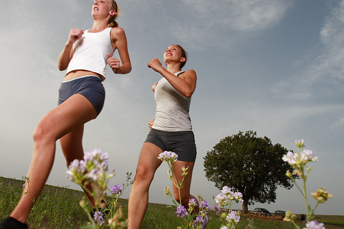 Practicar deporte media hora al día podría alargarnos la vida