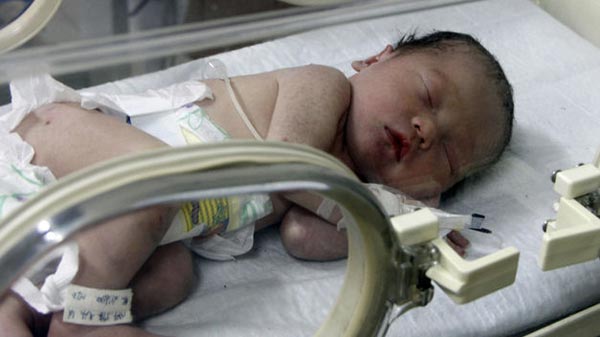 El bebé rescatado en China recibe el alta hospitalaria