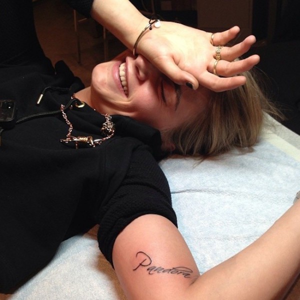 Cara Delevingne vuelve a tatuarse