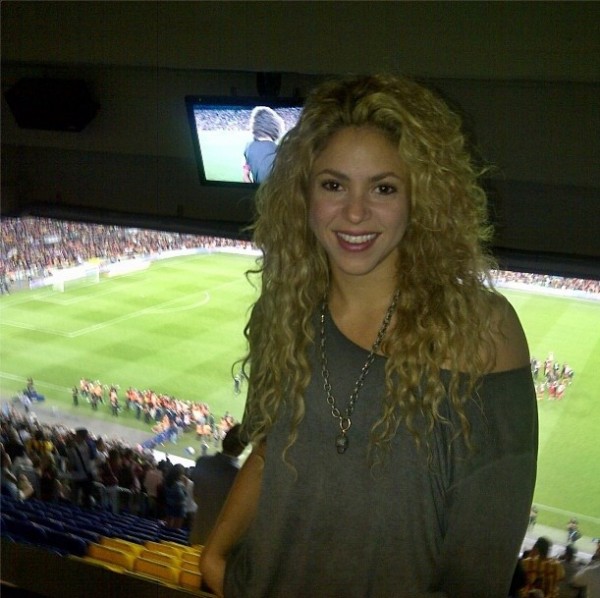 Shakira aprovecha un acto público para desmentir rumores de crisis