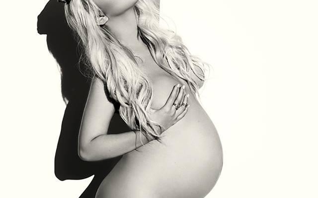 Christina Aguilera ha querido mostrar su embarazo en la revista V Magazine